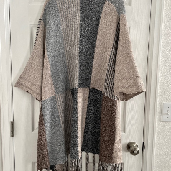 Love Riche Gray and Cream Fringe Poncho - Picture 11 of 12